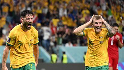 Mathew Leckie y Riley McGree celebran el gol de Australia sobre Dinamarca en el Mundial de Qatar 2022.