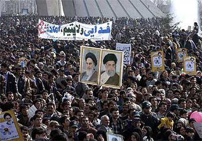 Miles de iraníes se manifestaron ayer en Teherán durante la conmemoración del 25º aniversario de la Revolución Islámica.