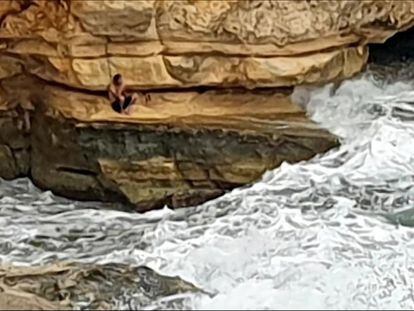 El bañista, aislado en una roca en la playa de Rodalquilar, en Níjar, antes de ser rescatado.