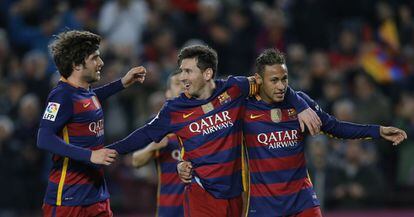 Messi abraza a Neymar y Sergi Roberto.