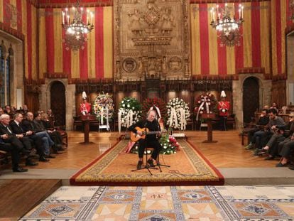 Joan Manuel Serrat cantando en el acto de despedida de Joan Barril en el Ayuntamiento de Barcelona