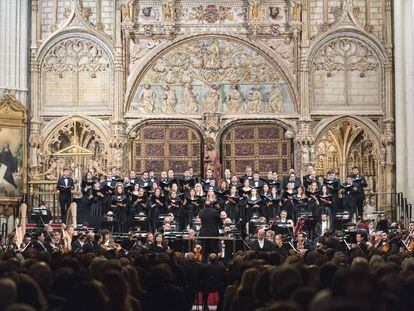 Coro, orquesta, solistas y director en un momento del concierto en la catedral de Toledo.