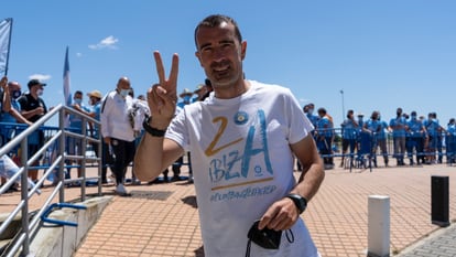 El entrenador de la UD Ibiza, Juan Carlos Carcedo, celebra el regreso de su equipo a LaLiga SmartBank en mayo.