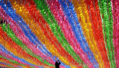 Preparativos para la celebración del nacimiento de Buda en el templo Jogye de Seúl (Corea del Sur).