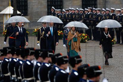 Los reyes de España, Felipe VI y Letizia, acompañados por el primer ministro neerlandés en funciones, Mark Rutte (a la izquierda), y por la alcaldesa de Ámsterdam, Femke Halsema (a la derecha), realizan una ofrenda floral ante el Monumento Nacional.