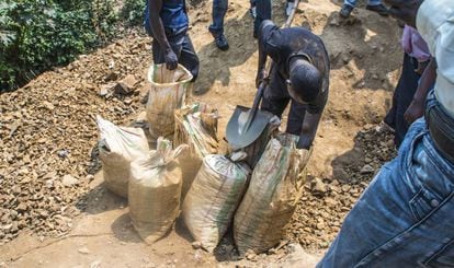 Trabajadores de la mina de Kalimbi (República Democrática del Congo) recogiendo el estaño en bolsas, antes de ser etiquetado.
