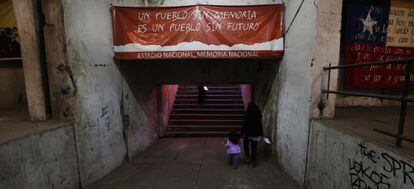 Una mujer y su hija, en el Estadio Nacional de Santiago de Chile. / Felipe Trueba (efe)