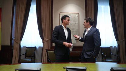 Pedro Sánchez y Albert Rivera en el Congreso, en mayo de 2017.