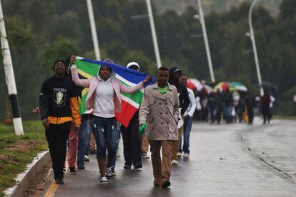 Decenas de sudafricanos salen del estadio tras la ceremonia.
