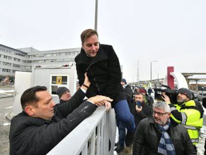 La policía agrede a un legislador que se opone a la polémica reforma laboral de Orbán