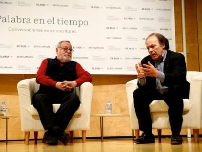 Desde la izquierda, Fernando Savater y Javier Marías, durante el diálogo que mantuvieron sobre literatura en Madrid en 2016.