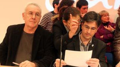 Cayo Lara (izquierda) y Mikel Arana, en el comienzo de la asamblea de la marca vasca de IU.