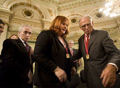 Josep Carreras, Eva Marton, Joan Pons (al fondo) y Josep Vilarasau, ayer en el Liceo.