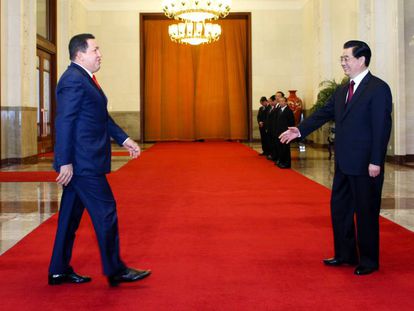 El expresidente de Venezuela Hugo Chávez con su entonces homólogo chino, Hu Jintao, en el Gran Palacio del Pueblo en Pekín, en abril de 2009. 