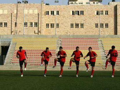 La selección palestina, en un entrenamiento en el estadio de A Ram.