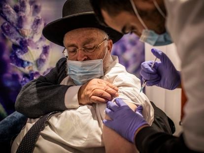 Un israelí recibe la cuarta dosis de la vacuna de Pfizer, el día 11 en Jerusalén.
