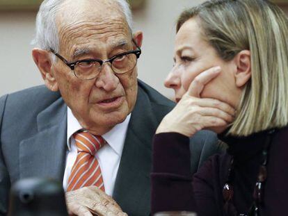 El exdirector general del Banco de Espa&ntilde;a Arist&oacute;bulo de Juan conversa con la diputada y presidenta de la Comisi&oacute;n de investigaci&oacute;n de la crisis financiera, Ana Oramas.