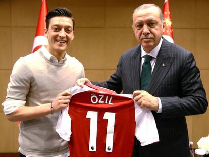 La foto de Özil y Ergogan, tomada el 13 de abril en Londres, que ha generado la polémica y, a la postre, que el jugador deje la selección alemana. En vídeo, reacciones a la decisión de Özil.