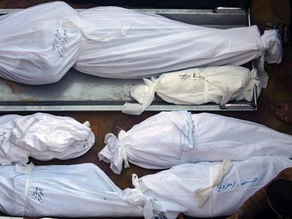Los cadáveres de los miembros de una familia palestina, este domingo en un hospital del sur de la Franja.