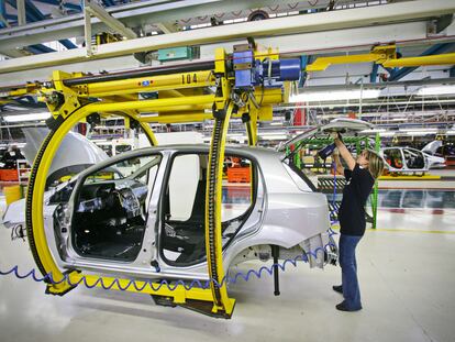 Una empleada en una fabrica de coches.