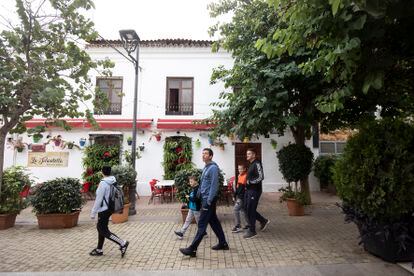 Turistas por las calles del centro histórico de Estepona.