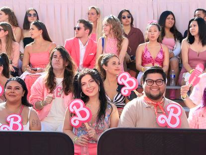 Un grupo de fans asiste al preestreno de la película 'Barbie' en Los Angeles, California, el pasado 9 de julio.