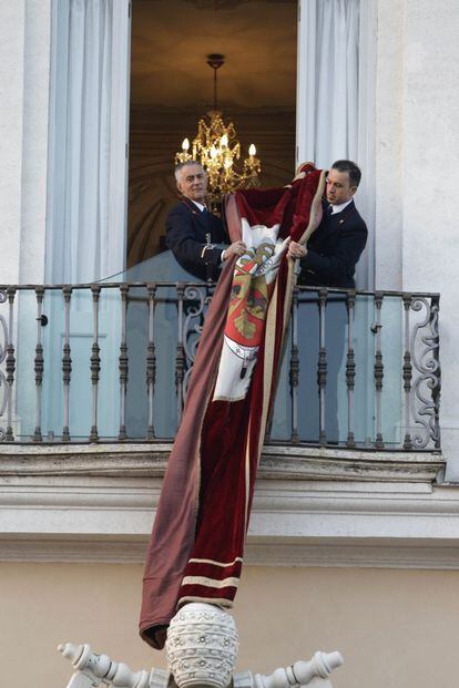 Empleados del Vaticano quitan el paño que decora el balcón central del palacio de Castel Gandolfo, donde el papa Benedicto XVI ha realizado el último acto público de su pontificado, que concluye a las ocho de la tarde.