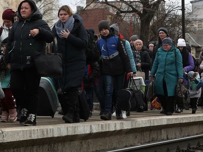 Ciudadanos ucranios procedentes de Dnipro y de la region de Járkov llegaban el día 8 a la estación de Pidzamche, en Lviv, acondicionada ante la avalancha de refugiados.