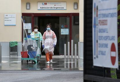 Dos trabajadoras de limpieza, a las puertas de Urgencias en el hospital Gregorio Marañon durante la pandemia de coronavirus.