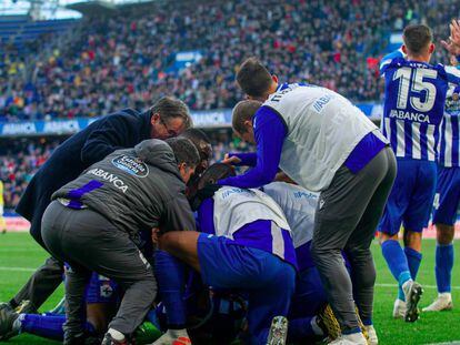 Vázquez (i) celebra con sus futbolistas el gol ante el Cádiz.