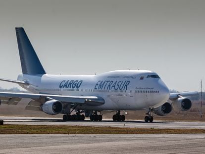 El Boeing 747-300 de la aerolínea venzolana Emtrasur Cargo espera en el aeropuerto de Córdoba, Argentina, antes de volar hacia Buenos Aires, el 6 de junio de 2022.