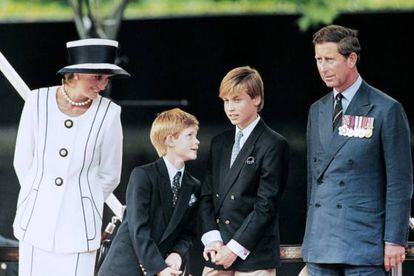 Diana de Gales observa a sus hijos Enrique y Guillermo junto a Carlos de Inglaterra, en  1995.