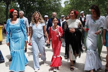La vicepresidenta segunda del Gobierno y ministra de Trabajo, Yolanda Díaz, pasea por la pradera de San Isidro junto a la portavoz de Más Madrid en la Asamblea, Mónica García (segunda por la derecha) y la portavoz del partido en el Ayuntamiento, Rita Maestre.