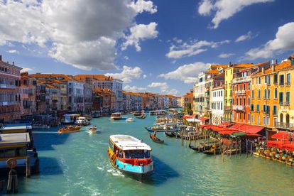 Un &#039;vaporetto&#039; en el Gran Canal de Venecia. 