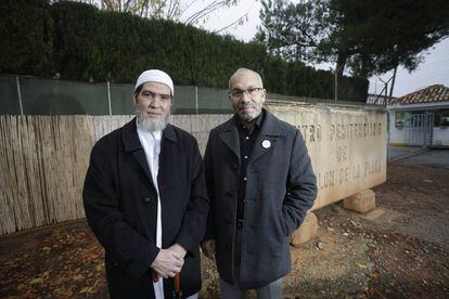 Salah Ouakili (derecha) y Adelmalik Sbai (izquierda) imames de las mezquitas de Almassora y El Grao de Castell&oacute;, ante las puertas del Centro Penitenciario Castell&oacute;n I, donde prestan atenci&oacute;n religiosa a internos musulmanes.
 