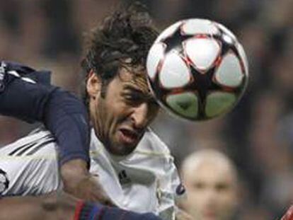 El jugador del Real Madrid Raúl González y el del Olympique Lyon's Aly Cissokho luchan por el balón