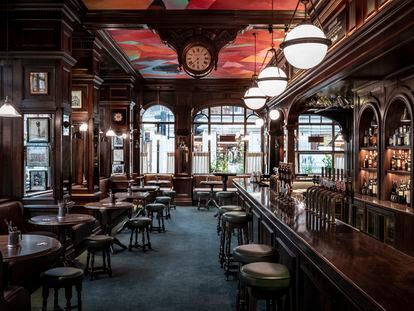 Interior del The Audley Public House, un 'pub' tradicional creado por el matrimonio de galeristas Iwan y Manuela Wirth.