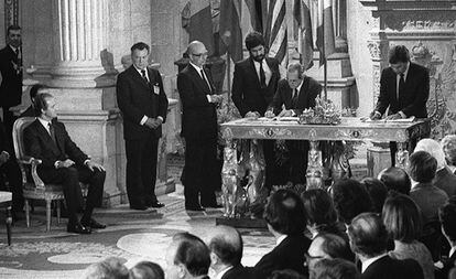 Fernando Morán y Felipe González firman el Tratado de Adhesión de España a la Comunidad Europea, en presencia del rey Juan Carlos, en el Palacio Real de Madrid.