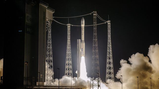 Kourou (French Guiana), 17/11/2020.- A handout photo made available by ESA shows the liftoff of SEOSAT-Ingenio on Vega VV17 at Europe's Spaceport in Kourou, French Guyana on 16 November, 2020. (Guayana Francesa) EFE/EPA/JM GUILLON HANDOUT HANDOUT EDITORIAL USE ONLY/NO SALES