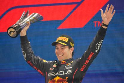 Sergio "Checo" Pérez con el trofeo del Gran Premio de la Fórmula 1 de Singapur, este 2 de octubre, en el Circuito Urbano Marina Bay. Ésta es su cuarta victoria en la máxima categoría de autos fórmula.