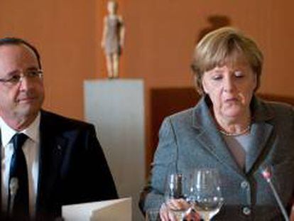 La canciller alemana, Angela Merkel (d) y el presidente de Francia, François Hollande (i) durante una cena con miembros de la Industria europea en la Cancillería de Berlín, Alemania hoy 18 de marzo de 2013.