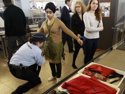 Cacheo de pasajeros en el aeropuerto franc&eacute;s Charles de Gaulle.