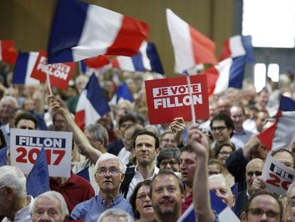 Simpatizantes del candidato conservador Fran&ccedil;ois Fillon durante un mitin en Par&iacute;s este domingo.