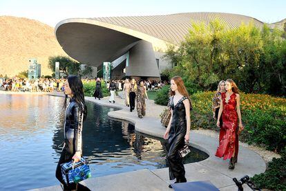 Modelos de Louis Vuitton desfilando en la residencia de Bob Hope en Palm Springs.