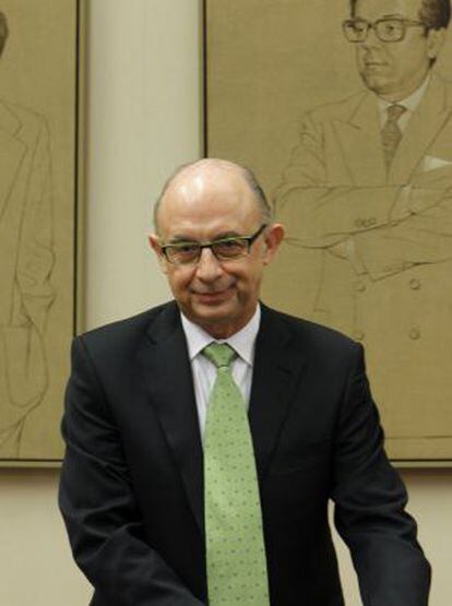 El ministro de Hacienda, Cristóbal Montoro, ante de su comparecencia en el Congreso.