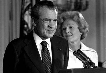 Nixon y su mujer, Pat, en la Sala Este de la Casa Blanca durante su discurso de renuncia en 1974