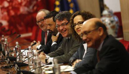 &Aacute;lvaro Nadal, ministro de Energ&iacute;a, en el centro, ayer en el Congreso con los portavoces.