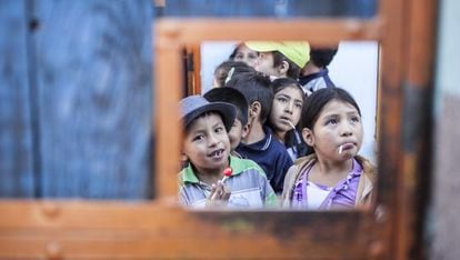 Unos niños en el interior de la cárcel de Cochabamba esperan la llegada del autobús.