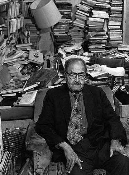 El poeta cubano Gastón Baquero, en su casa de Madrid en 1994.