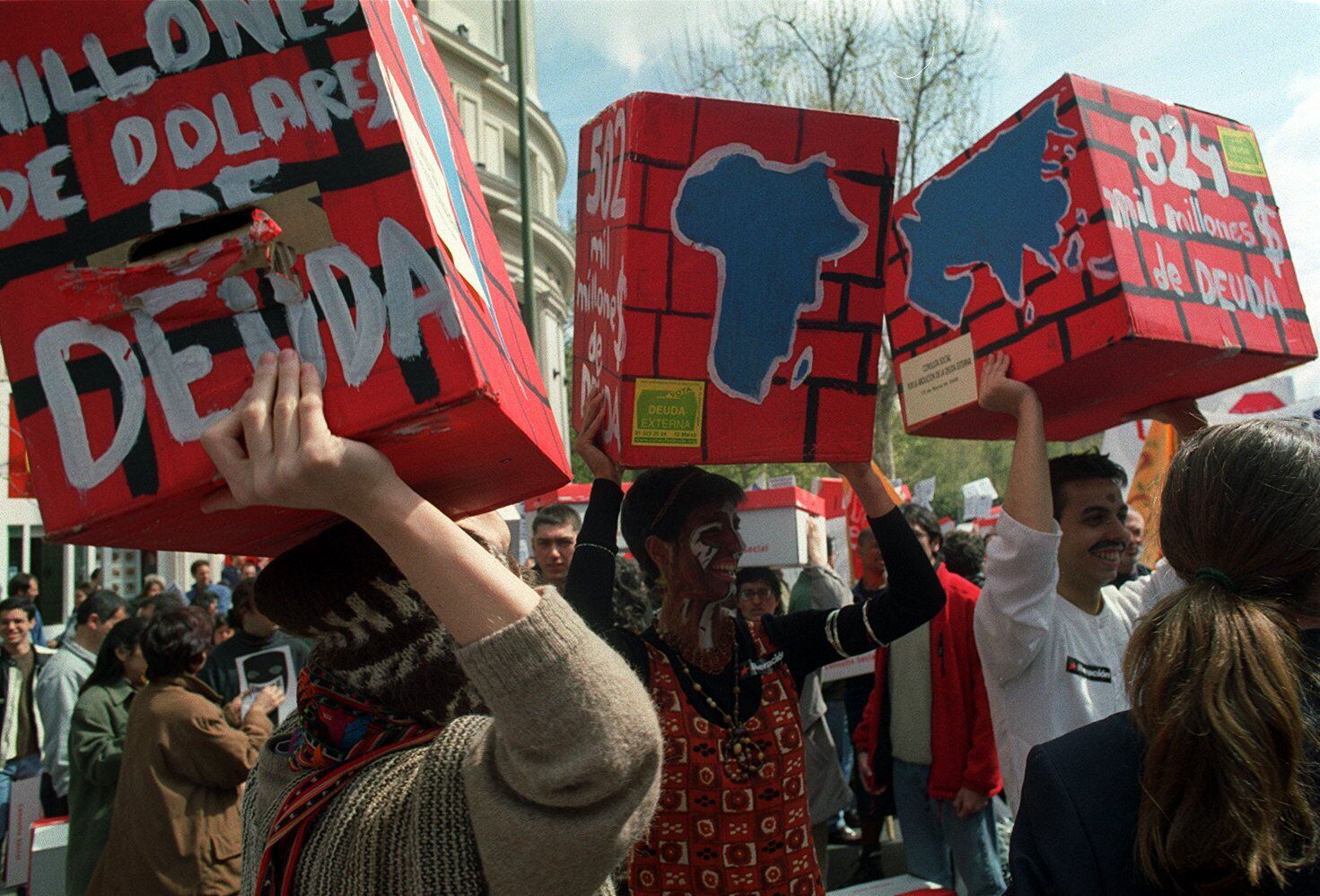 Manifestación para pedir la condonación de la deuda externa a países en desarrollo, en Madrid, en 2000, organizada por la Plataforma 0,7%.